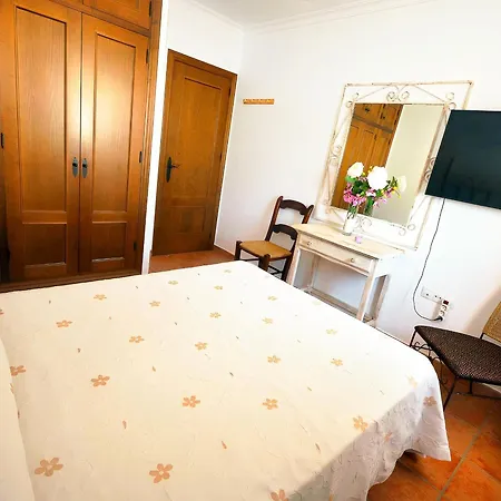 Apartamento Central Para Familias Y Parejas Con Terraza Y Aire Acondicionado En - Es-180-113 *